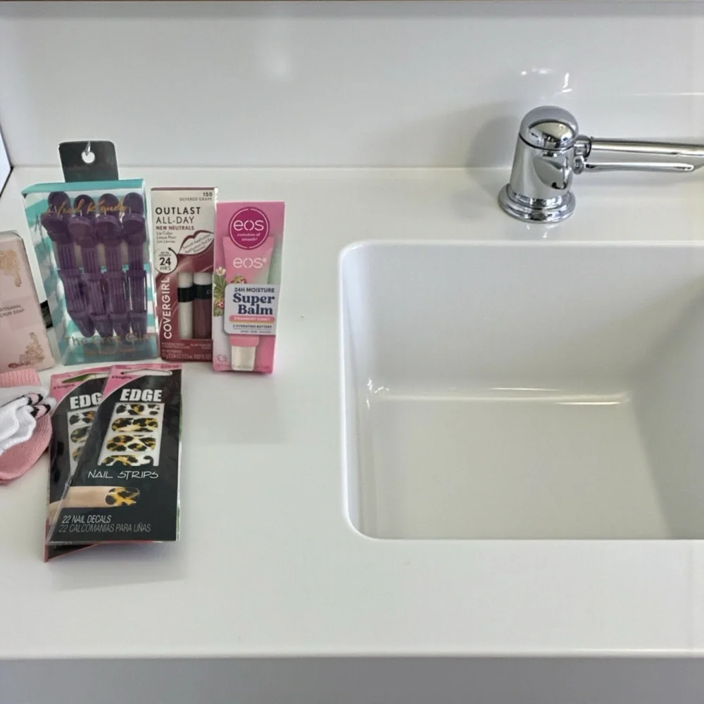 Beauty and Skincare Gift Set NWT - Picture 2 of 4
